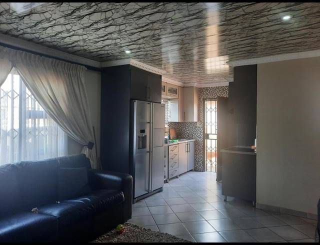 3 BEDROOM HOUSE FOR SALE IN BEVERLY HILLS